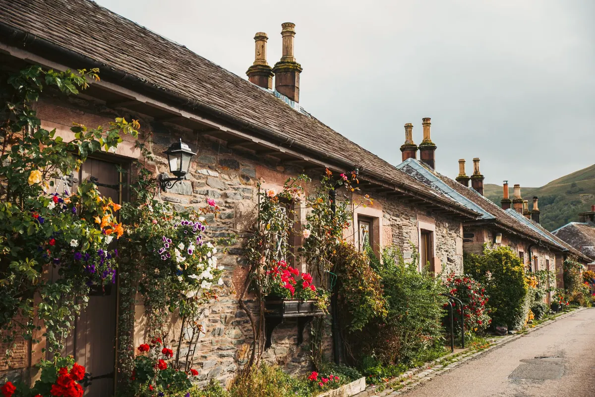 Why Cotswold Stone Looks Different at Golden Hour: A Lighting Explainer for Photographers